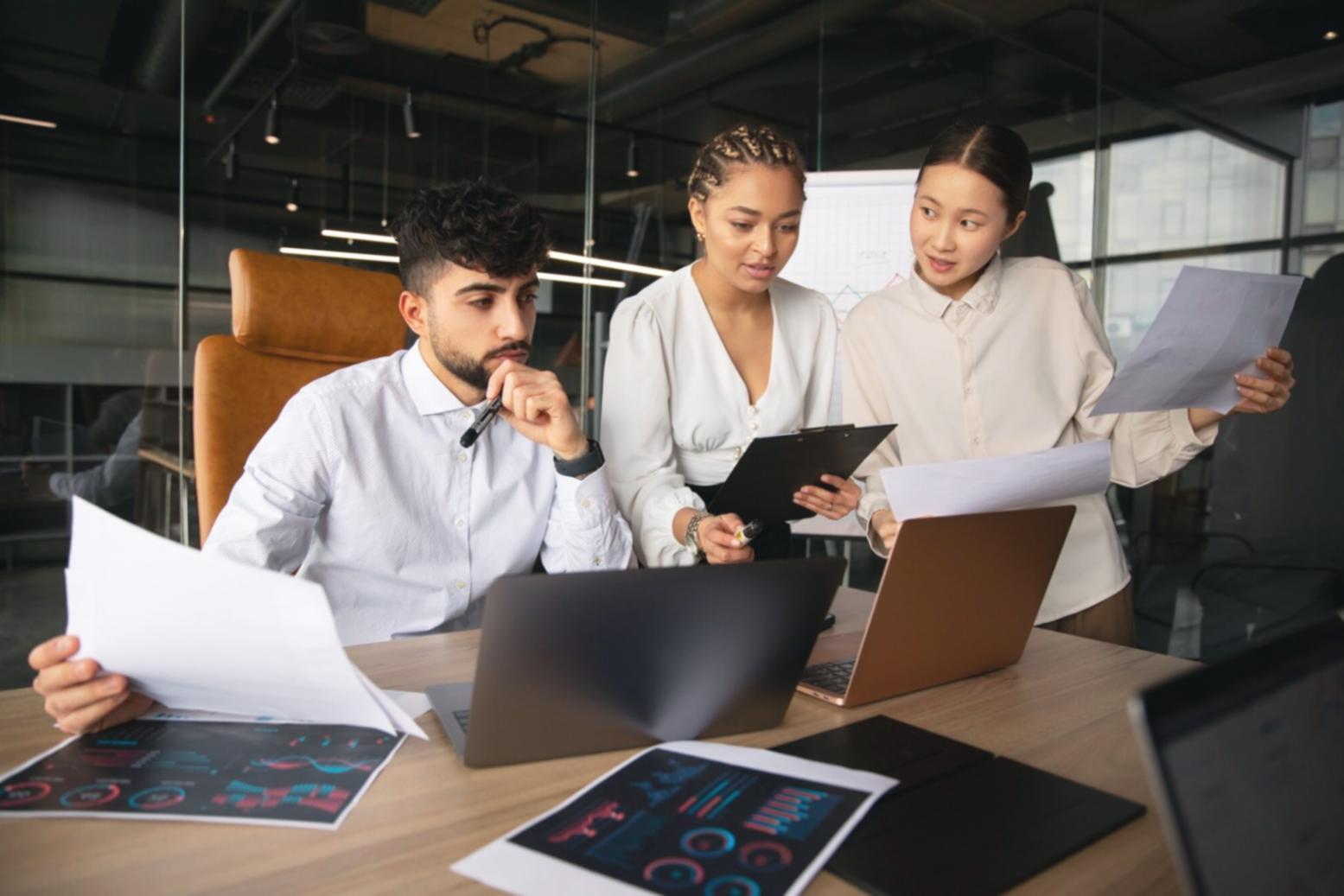 Facilitator leading a live digital leadership workshop